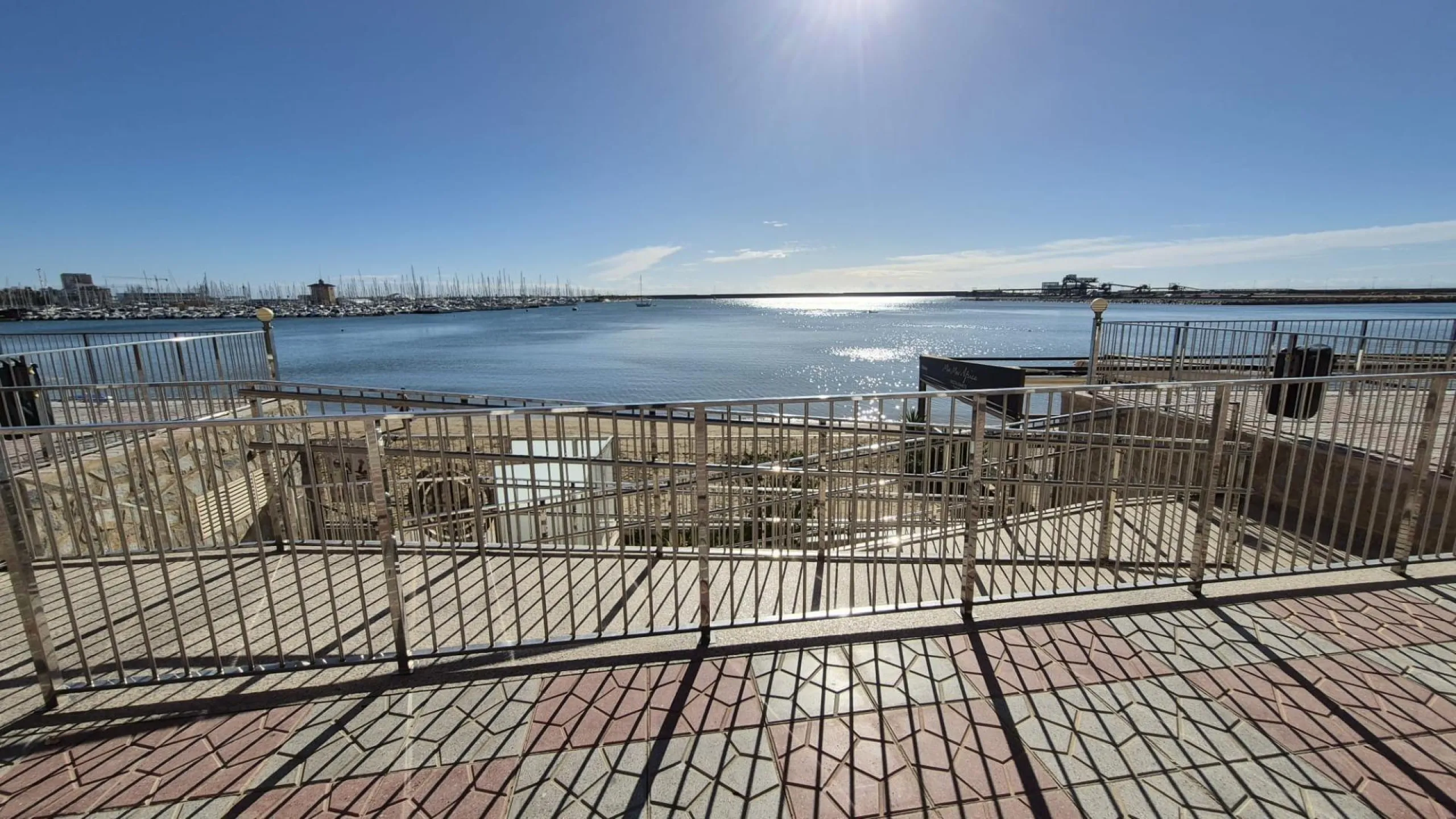 ¡SUPER PRECIO! APARTAMENTO EN PRIMERA LINEA DE PLAYA CON VISTAS AL MAR + PISCINA COMUNITARIA