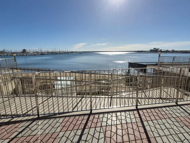 ¡SUPER PRECIO! APARTAMENTO EN PRIMERA LINEA DE PLAYA CON VISTAS AL MAR + PISCINA COMUNITARIA