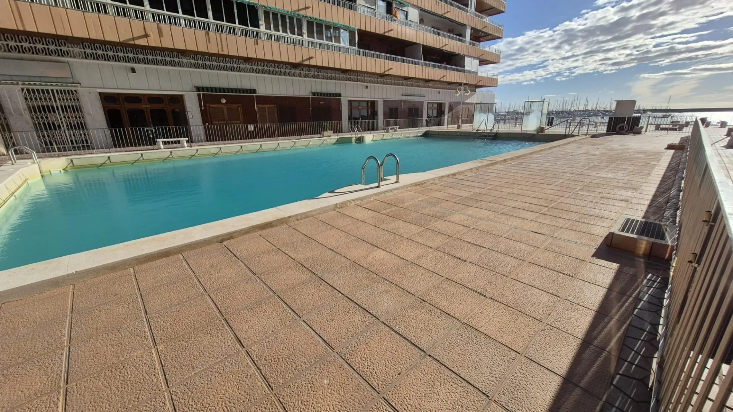 ¡SUPER PRECIO! APARTAMENTO EN PRIMERA LINEA DE PLAYA CON VISTAS AL MAR + PISCINA COMUNITARIA