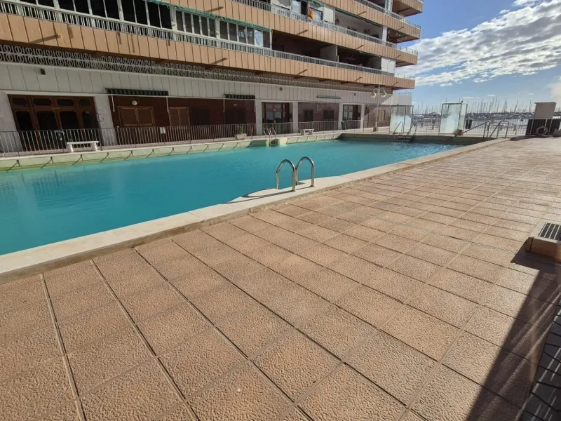 ¡SUPER PRECIO! APARTAMENTO EN PRIMERA LINEA DE PLAYA CON VISTAS AL MAR + PISCINA COMUNITARIA