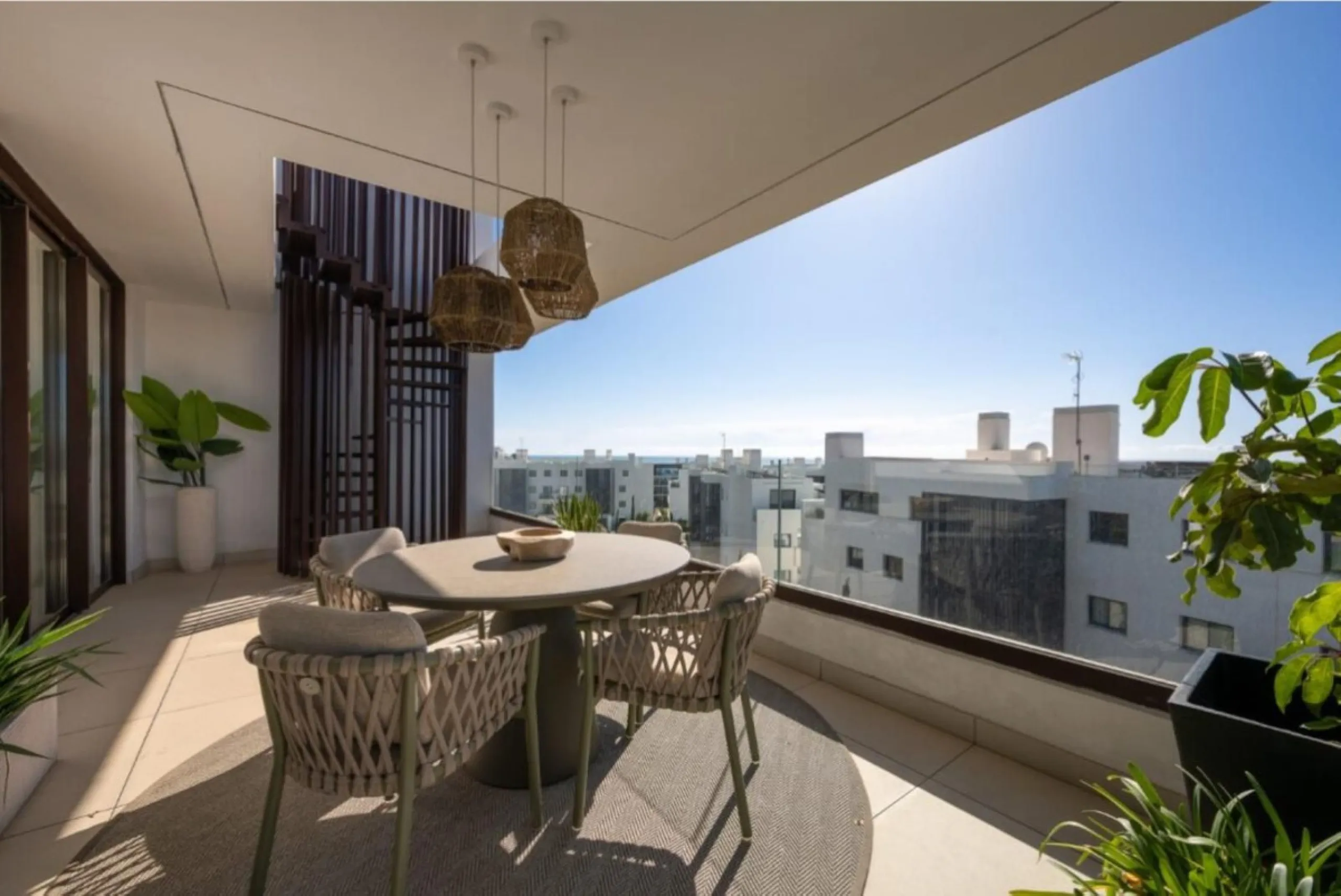 Höchster Wohnkomfort an der Küste: Dieses außergewöhnliche Penthouse in Reserva del Higuerón liegt nur 400 Meter von den goldenen Stränden Fuengirolas entfernt