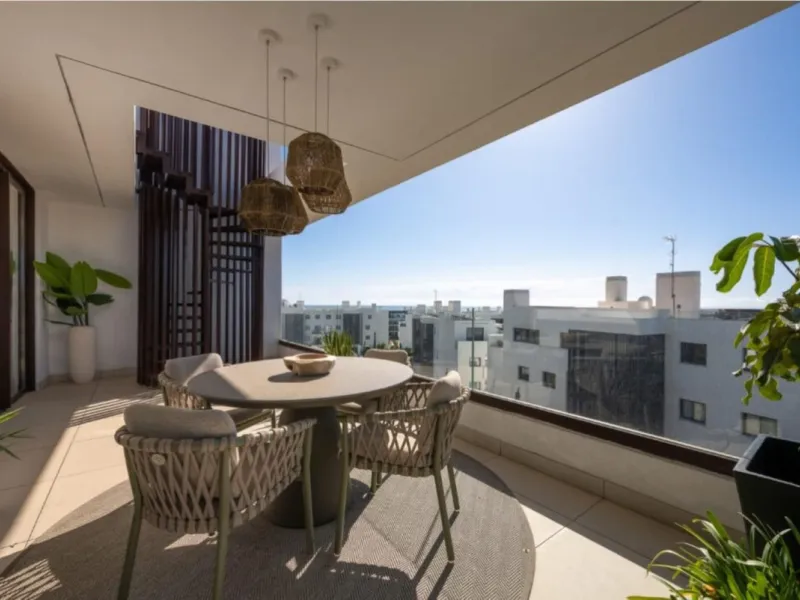 Höchster Wohnkomfort an der Küste: Dieses außergewöhnliche Penthouse in Reserva del Higuerón liegt nur 400 Meter von den goldenen Stränden Fuengirolas entfernt