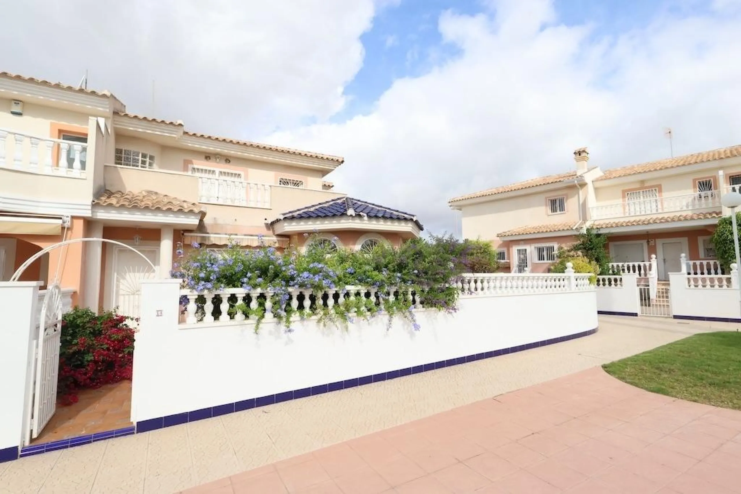Ciudad Quesada, Residencial Elena – Corner townhouse directly facing the communal pool.