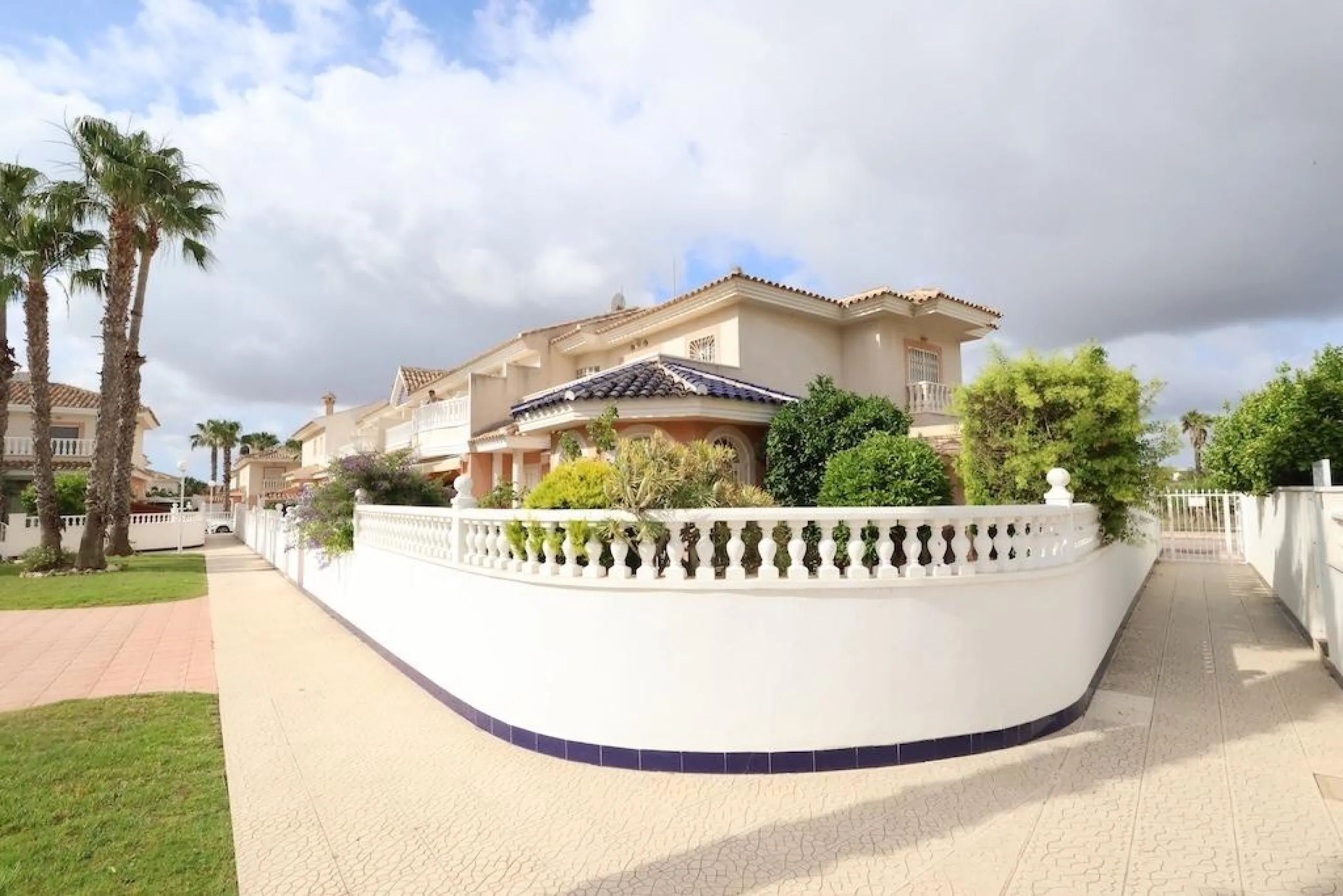 Ciudad Quesada, Residencial Elena – Corner townhouse directly facing the communal pool.
