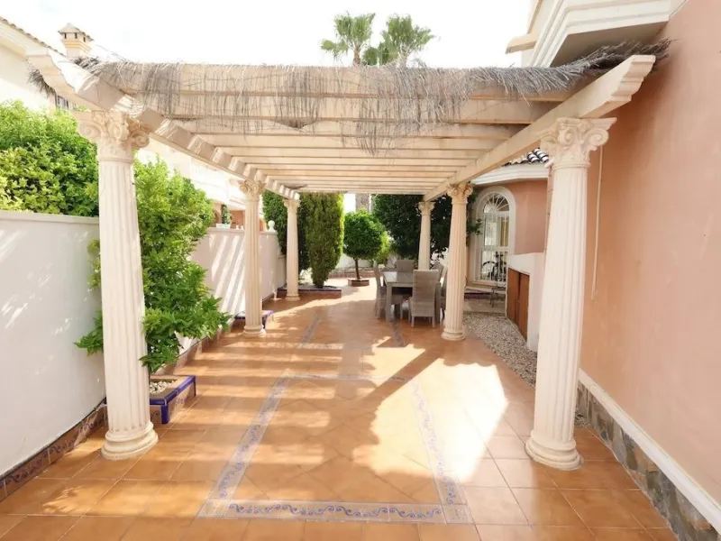 Ciudad Quesada, Residencial Elena – Corner townhouse directly facing the communal pool.