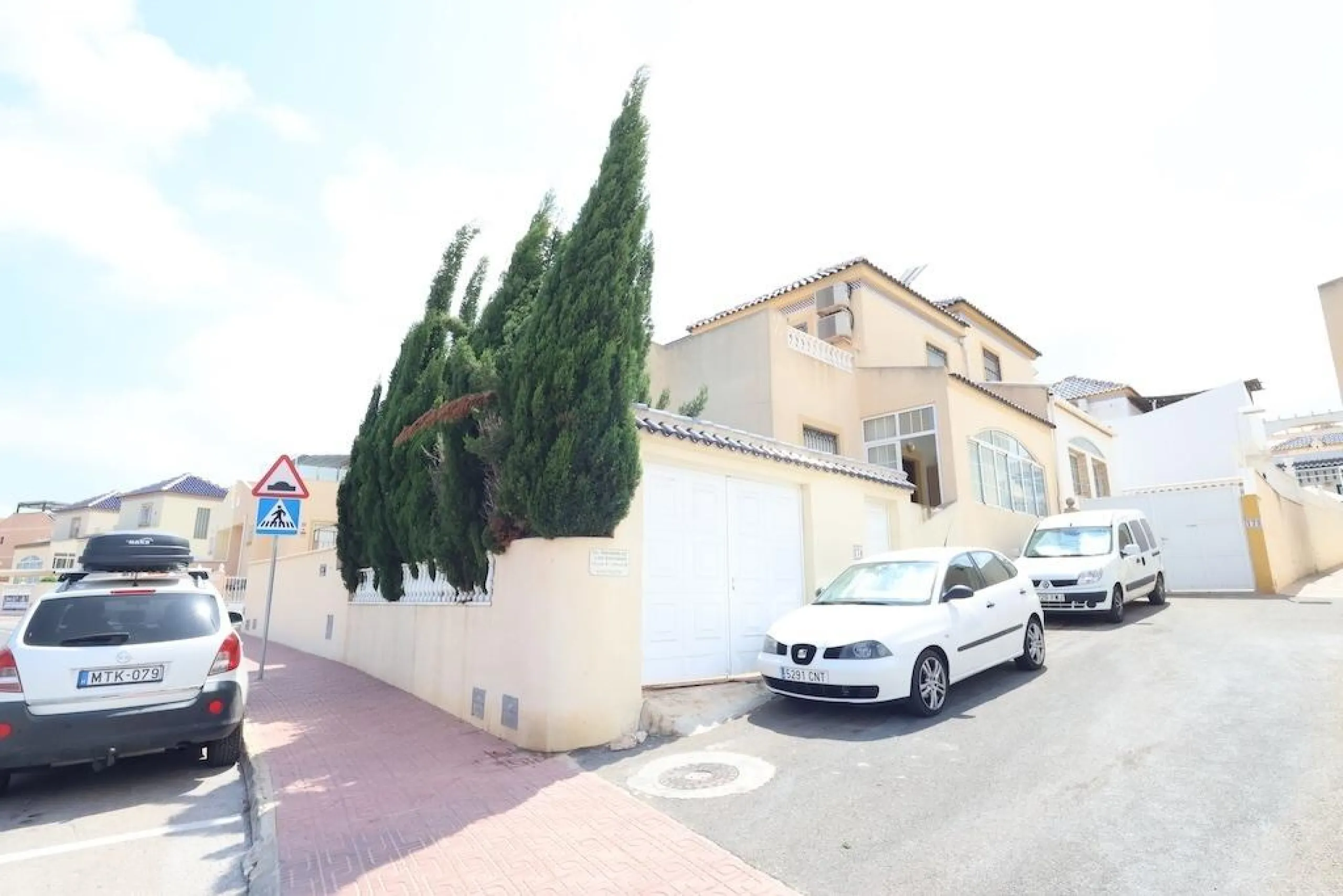Corner townhouse in los Balcones