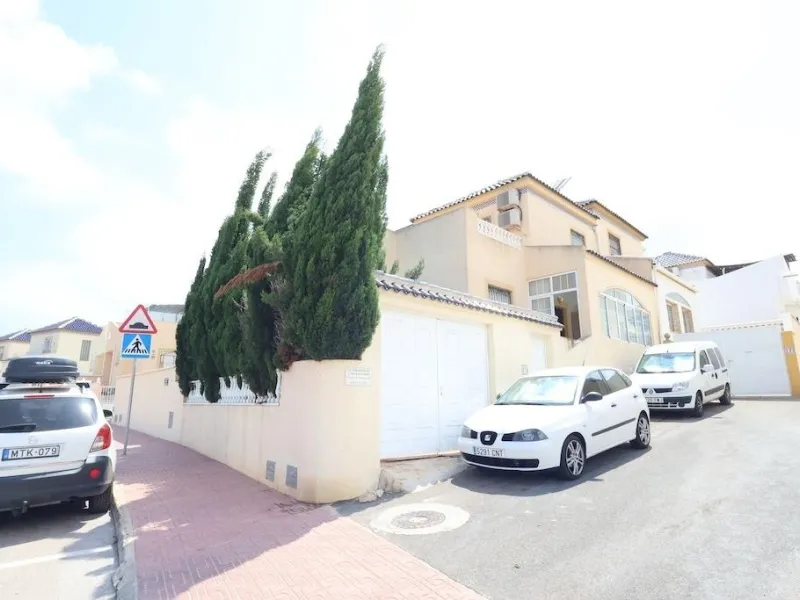 Corner townhouse in los Balcones