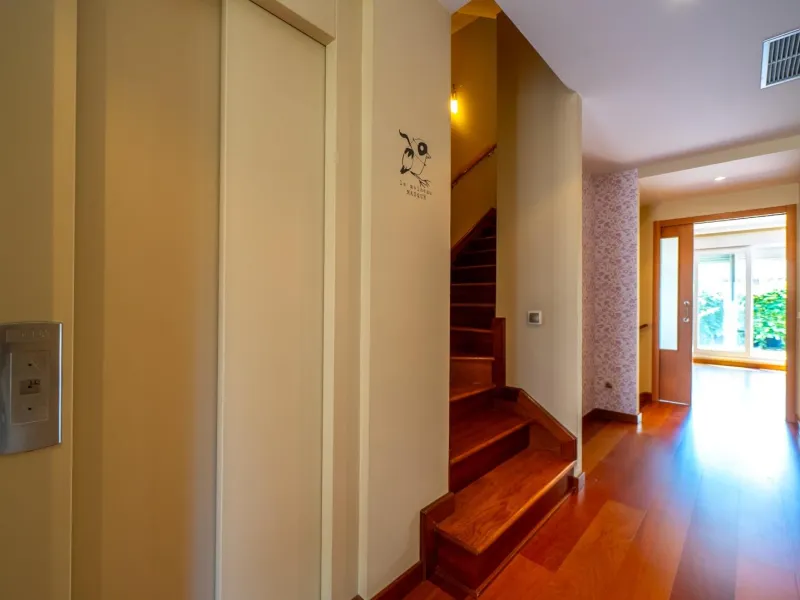 EXCLUSIVE TOWNHOUSE WITH PRIVATE ELEVATOR, GARDEN AND SWIMMING POOL IN POZUELO DE ALARCÓN