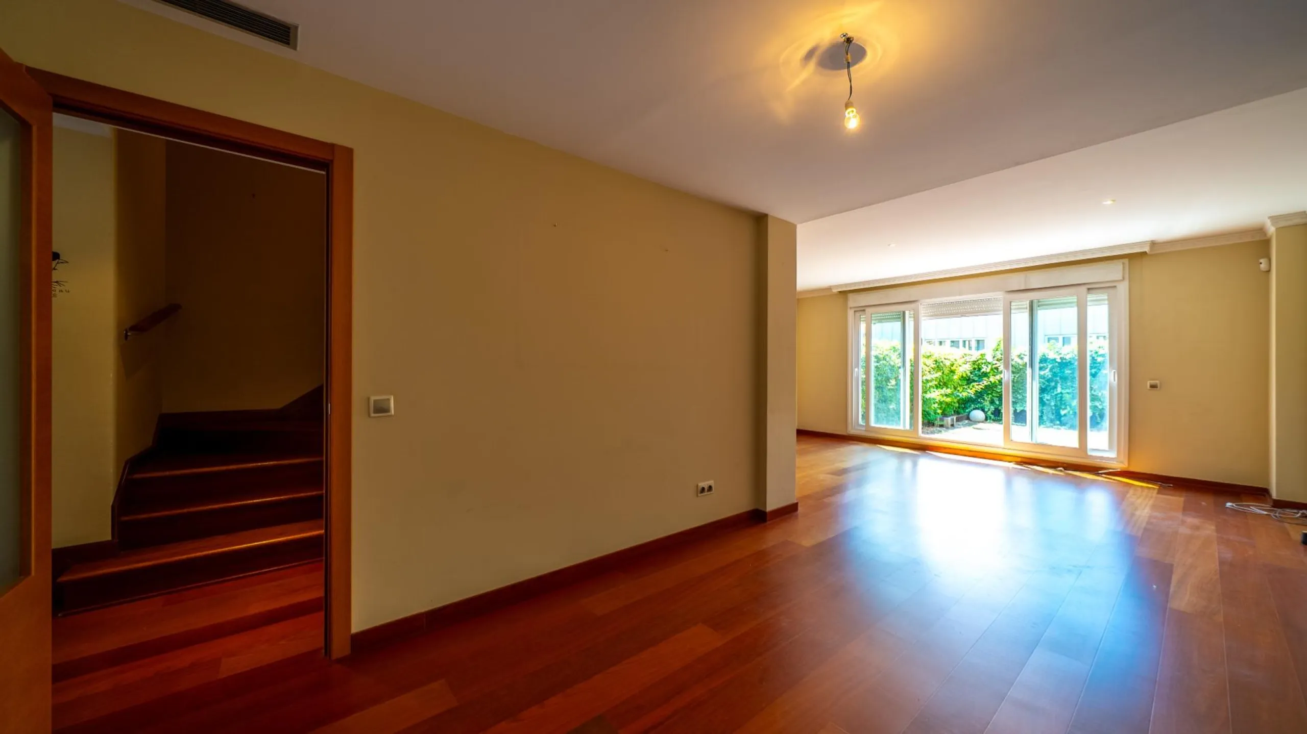 EXCLUSIVE TOWNHOUSE WITH PRIVATE ELEVATOR, GARDEN AND SWIMMING POOL IN POZUELO DE ALARCÓN