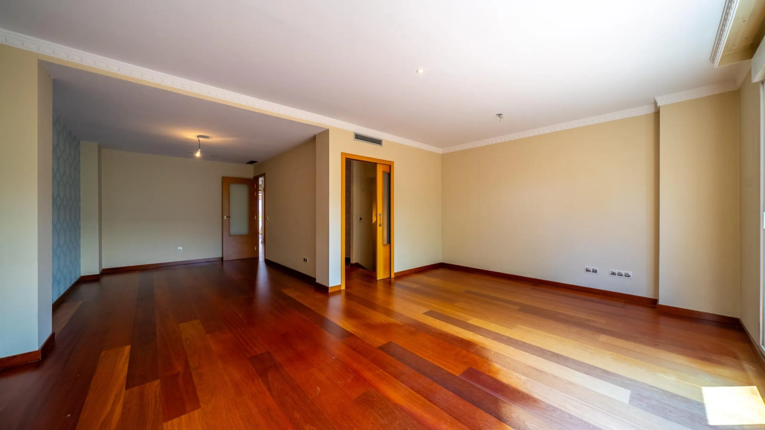 EXCLUSIVE TOWNHOUSE WITH PRIVATE ELEVATOR, GARDEN AND SWIMMING POOL IN POZUELO DE ALARCÓN