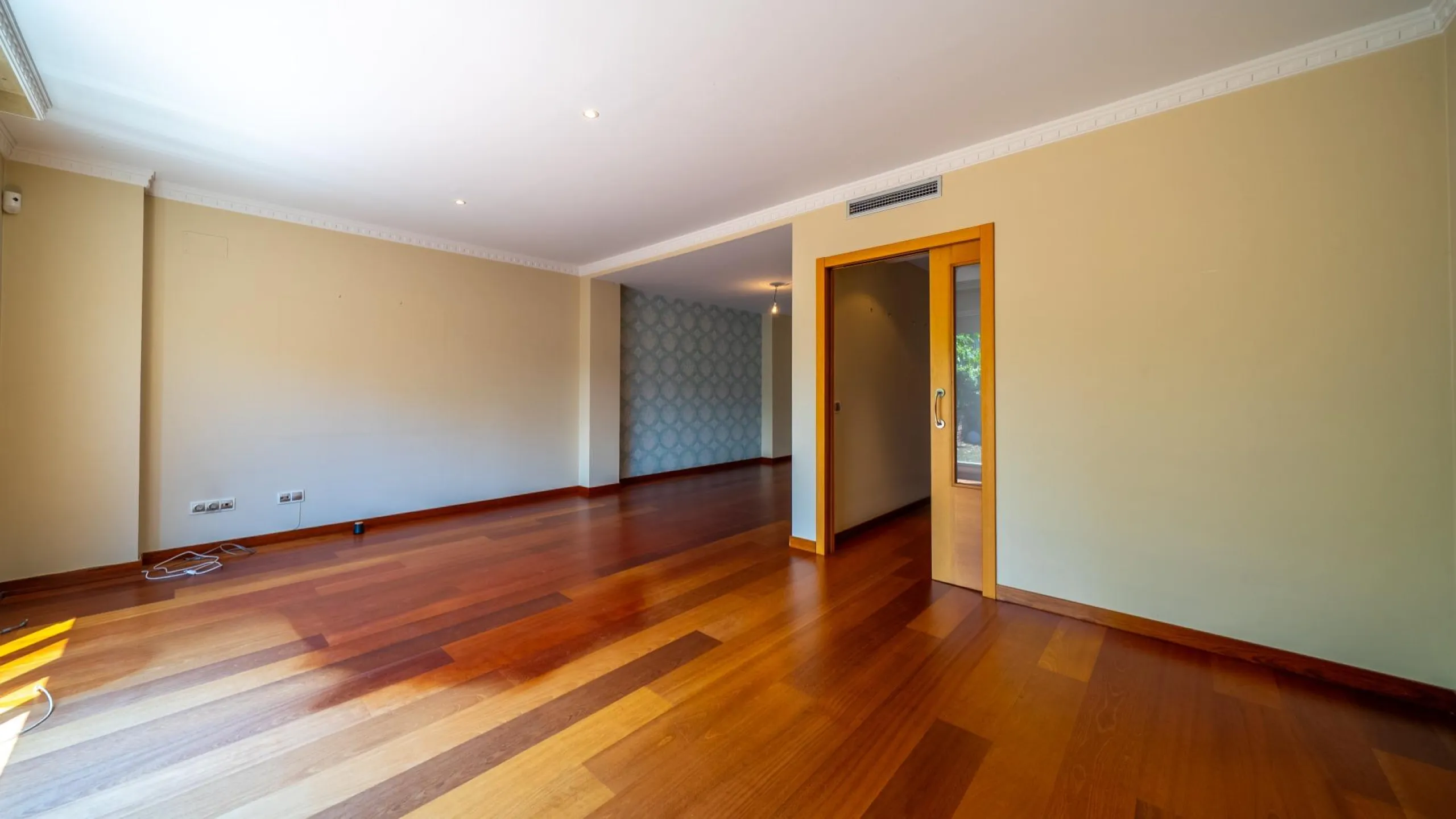 EXCLUSIVE TOWNHOUSE WITH PRIVATE ELEVATOR, GARDEN AND SWIMMING POOL IN POZUELO DE ALARCÓN