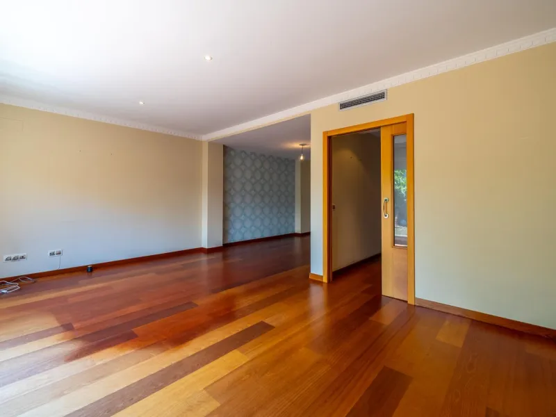 EXCLUSIVE TOWNHOUSE WITH PRIVATE ELEVATOR, GARDEN AND SWIMMING POOL IN POZUELO DE ALARCÓN