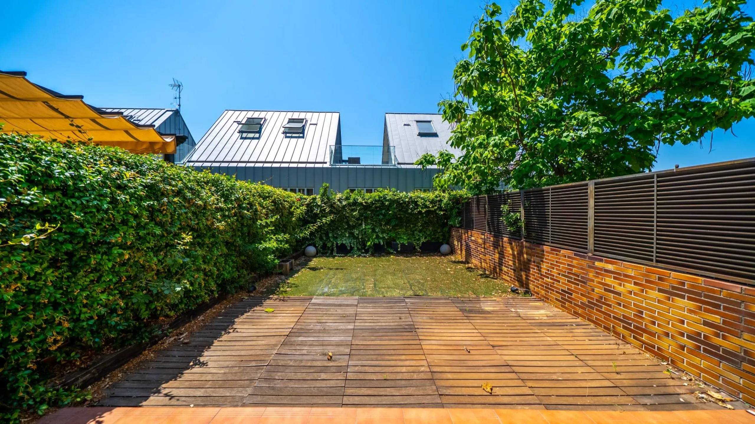 EXCLUSIVE TOWNHOUSE WITH PRIVATE ELEVATOR, GARDEN AND SWIMMING POOL IN POZUELO DE ALARCÓN