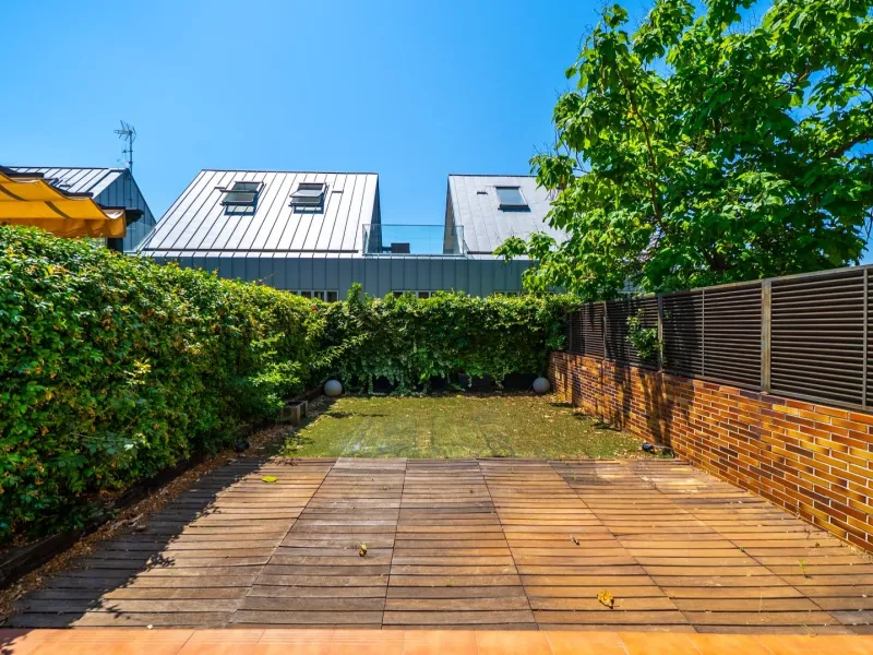 EXCLUSIVE TOWNHOUSE WITH PRIVATE ELEVATOR, GARDEN AND SWIMMING POOL IN POZUELO DE ALARCÓN