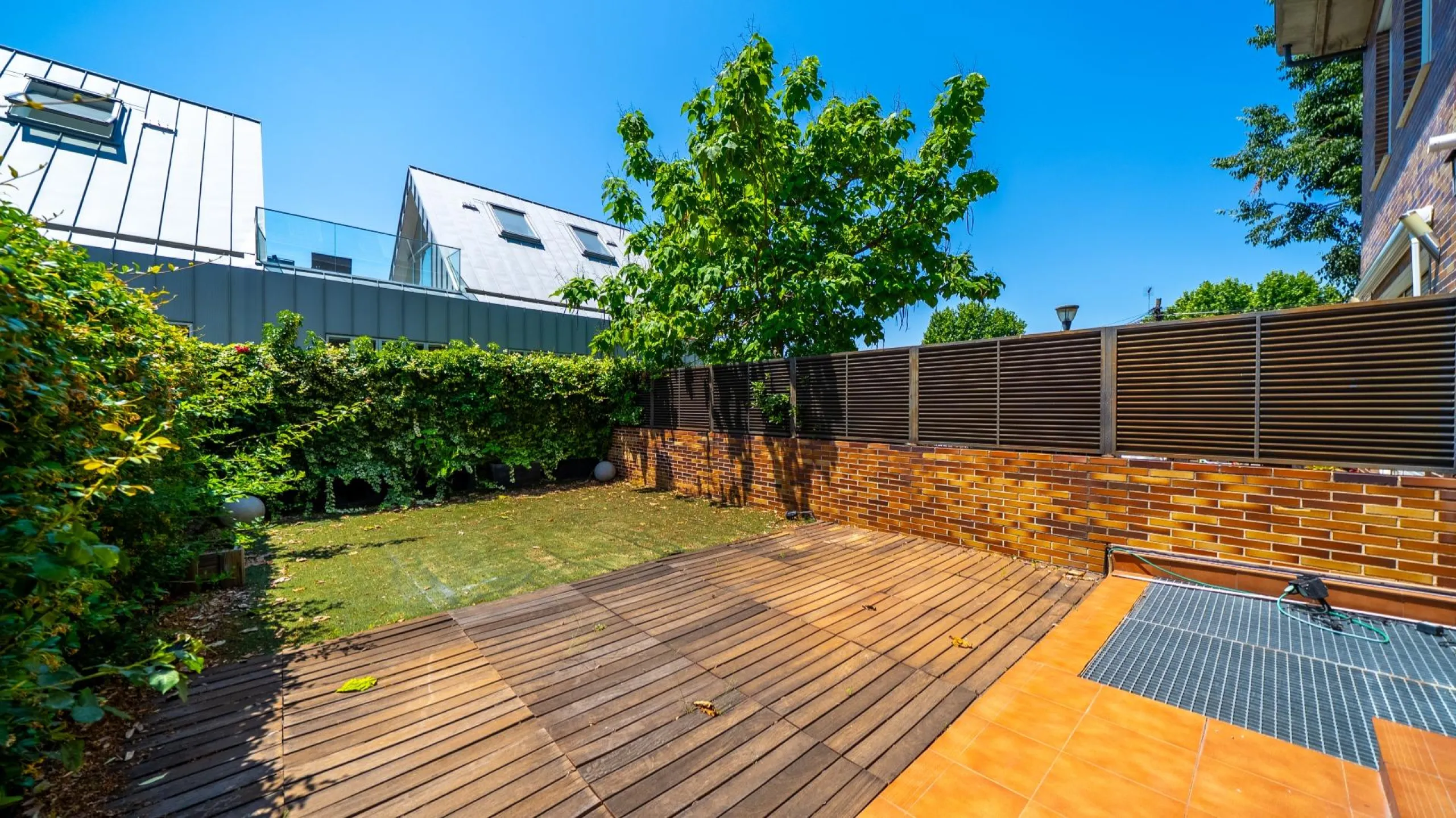 EXCLUSIVE TOWNHOUSE WITH PRIVATE ELEVATOR, GARDEN AND SWIMMING POOL IN POZUELO DE ALARCÓN