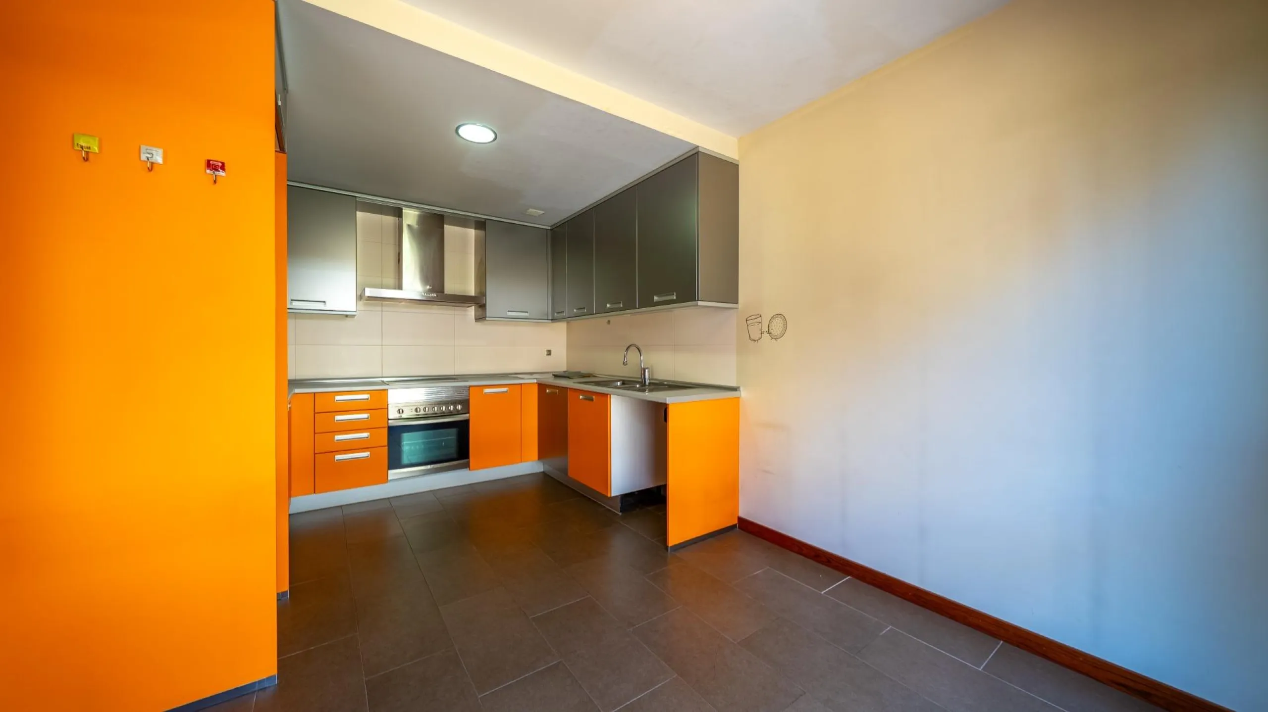 EXCLUSIVE TOWNHOUSE WITH PRIVATE ELEVATOR, GARDEN AND SWIMMING POOL IN POZUELO DE ALARCÓN