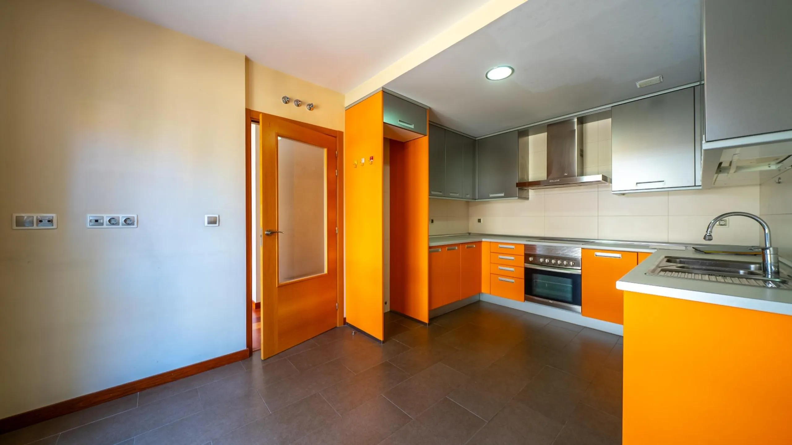 EXCLUSIVE TOWNHOUSE WITH PRIVATE ELEVATOR, GARDEN AND SWIMMING POOL IN POZUELO DE ALARCÓN