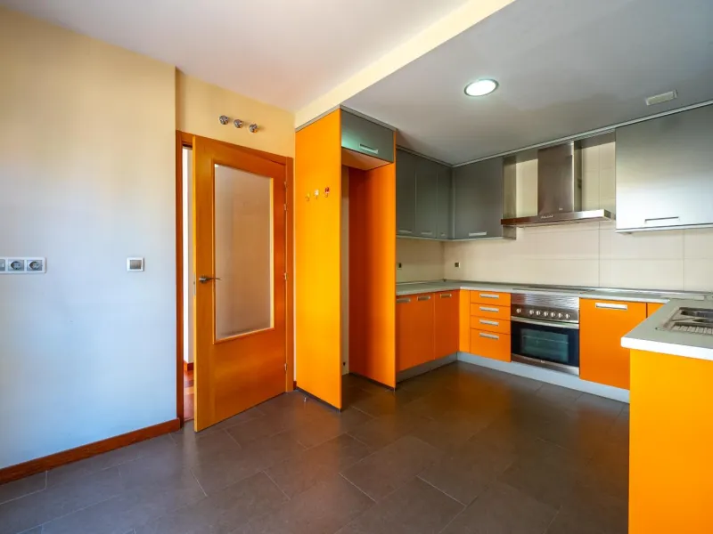 EXCLUSIVE TOWNHOUSE WITH PRIVATE ELEVATOR, GARDEN AND SWIMMING POOL IN POZUELO DE ALARCÓN