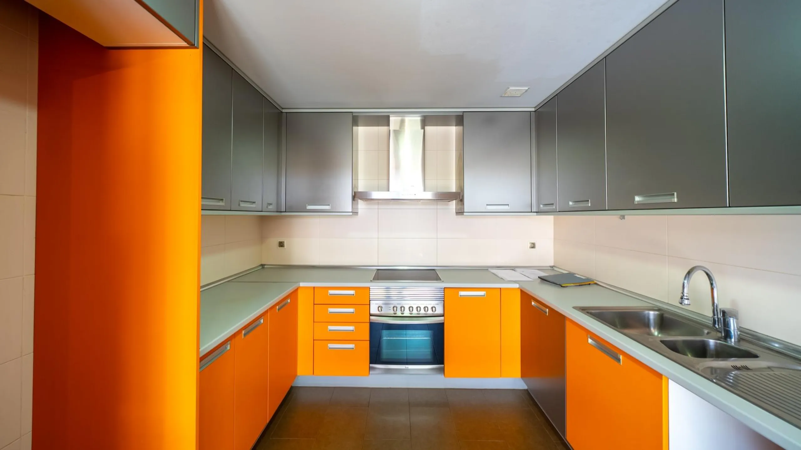 EXCLUSIVE TOWNHOUSE WITH PRIVATE ELEVATOR, GARDEN AND SWIMMING POOL IN POZUELO DE ALARCÓN