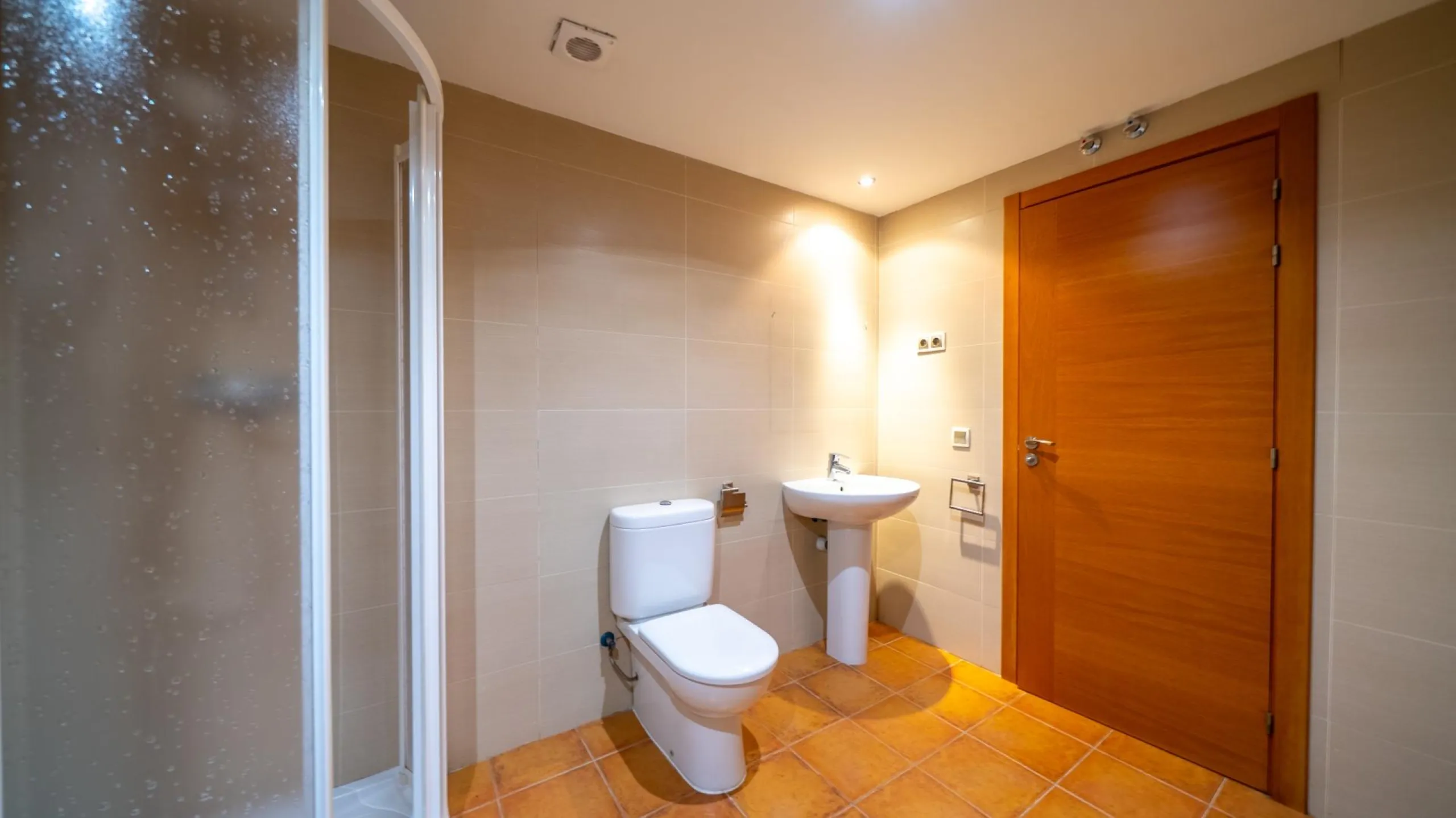 EXCLUSIVE TOWNHOUSE WITH PRIVATE ELEVATOR, GARDEN AND SWIMMING POOL IN POZUELO DE ALARCÓN