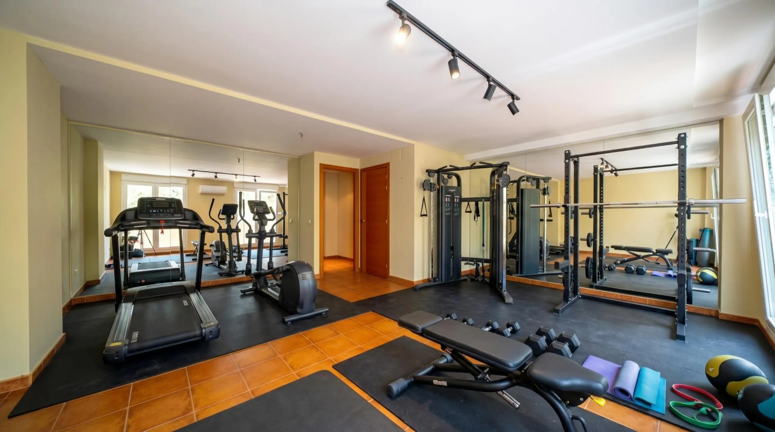 EXCLUSIVE TOWNHOUSE WITH PRIVATE ELEVATOR, GARDEN AND SWIMMING POOL IN POZUELO DE ALARCÓN