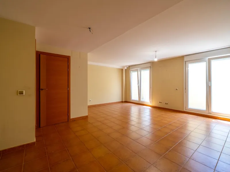 EXCLUSIVE TOWNHOUSE WITH PRIVATE ELEVATOR, GARDEN AND SWIMMING POOL IN POZUELO DE ALARCÓN