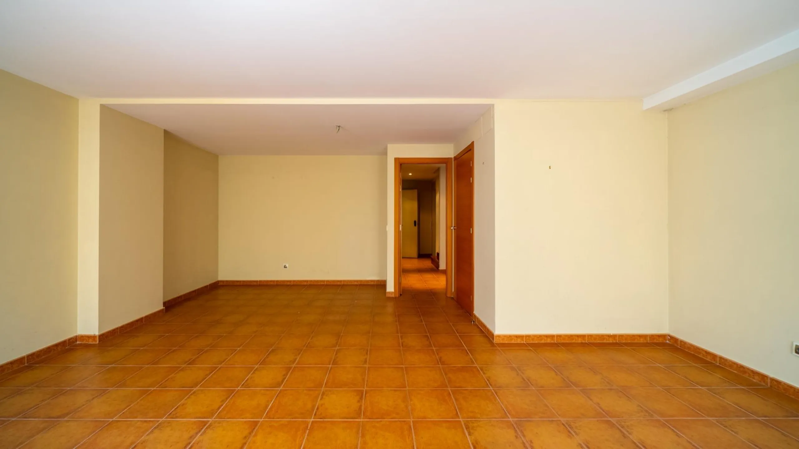 EXCLUSIVE TOWNHOUSE WITH PRIVATE ELEVATOR, GARDEN AND SWIMMING POOL IN POZUELO DE ALARCÓN