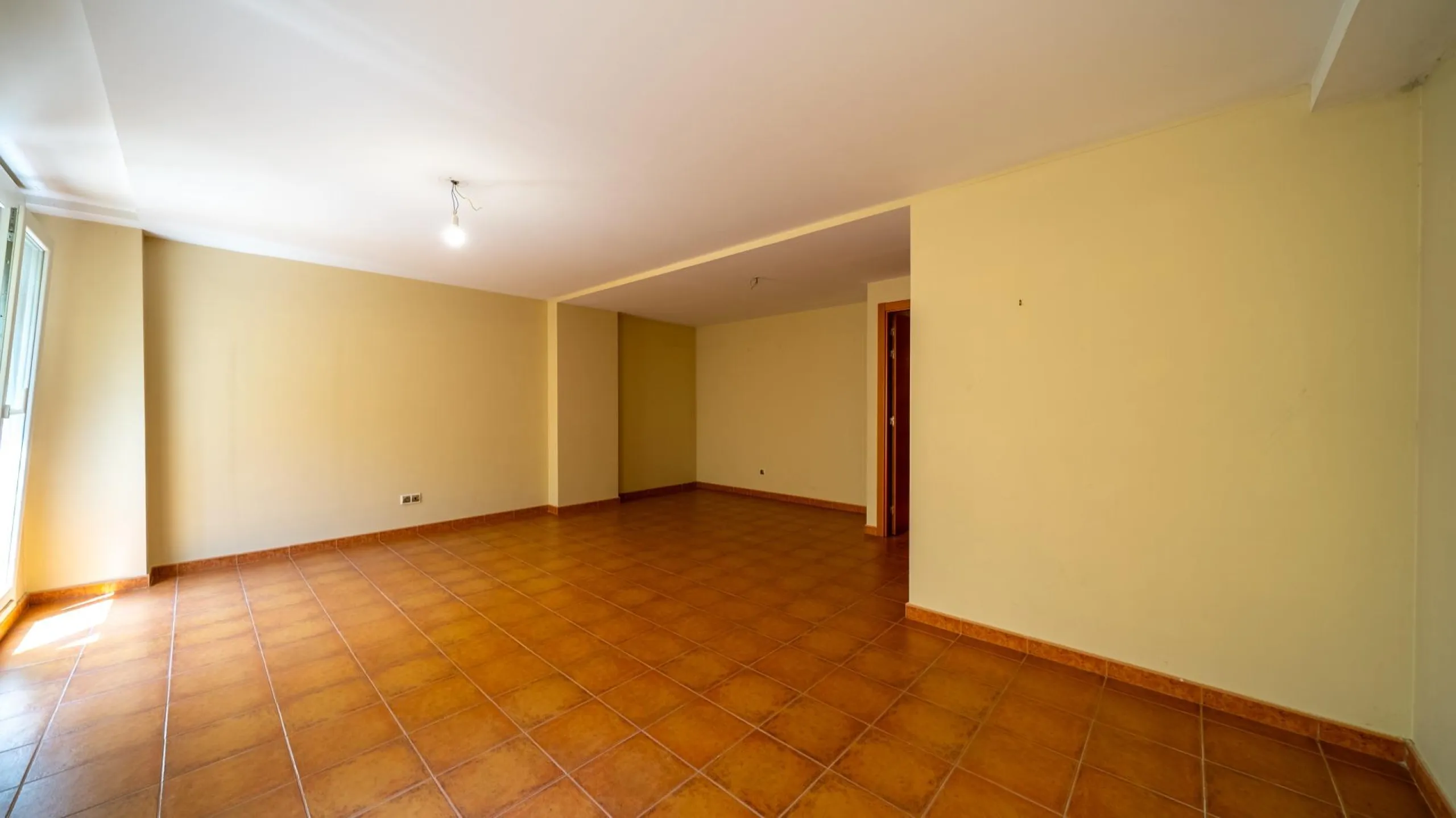 EXCLUSIVE TOWNHOUSE WITH PRIVATE ELEVATOR, GARDEN AND SWIMMING POOL IN POZUELO DE ALARCÓN