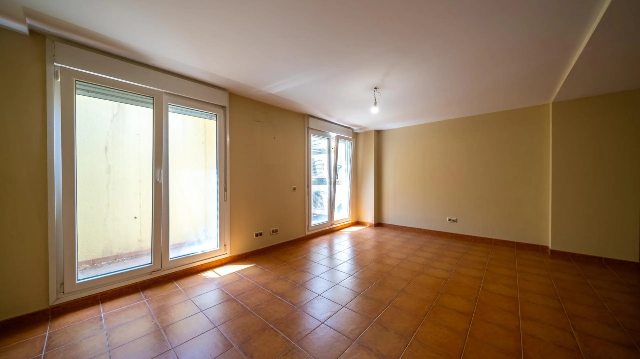 EXCLUSIVE TOWNHOUSE WITH PRIVATE ELEVATOR, GARDEN AND SWIMMING POOL IN POZUELO DE ALARCÓN