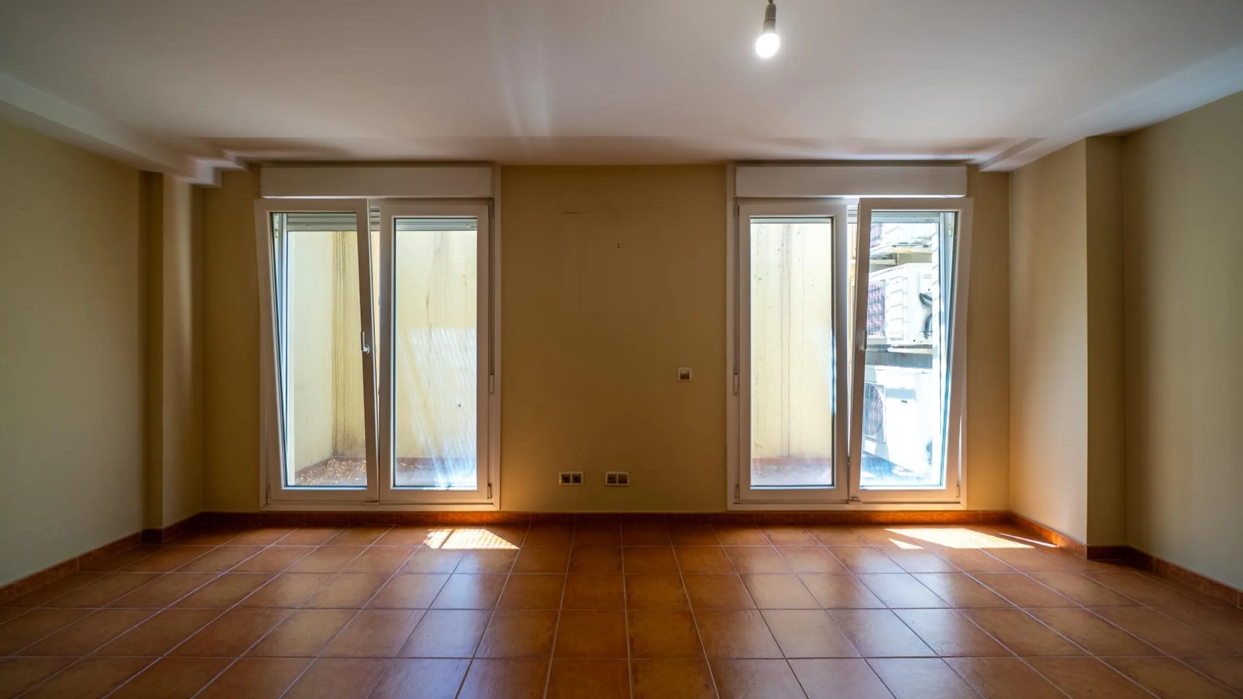 EXCLUSIVE TOWNHOUSE WITH PRIVATE ELEVATOR, GARDEN AND SWIMMING POOL IN POZUELO DE ALARCÓN
