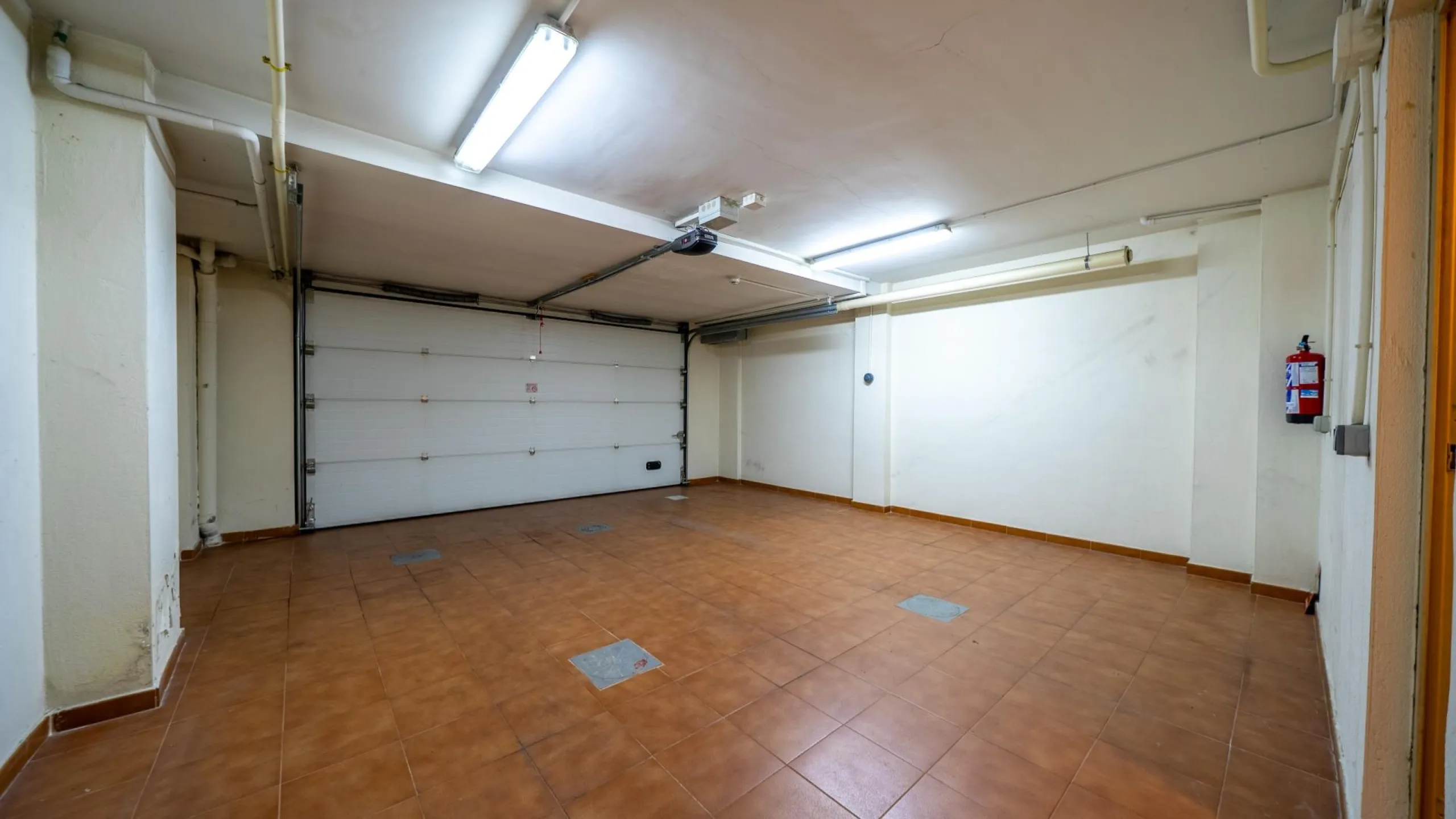 EXCLUSIVE TOWNHOUSE WITH PRIVATE ELEVATOR, GARDEN AND SWIMMING POOL IN POZUELO DE ALARCÓN