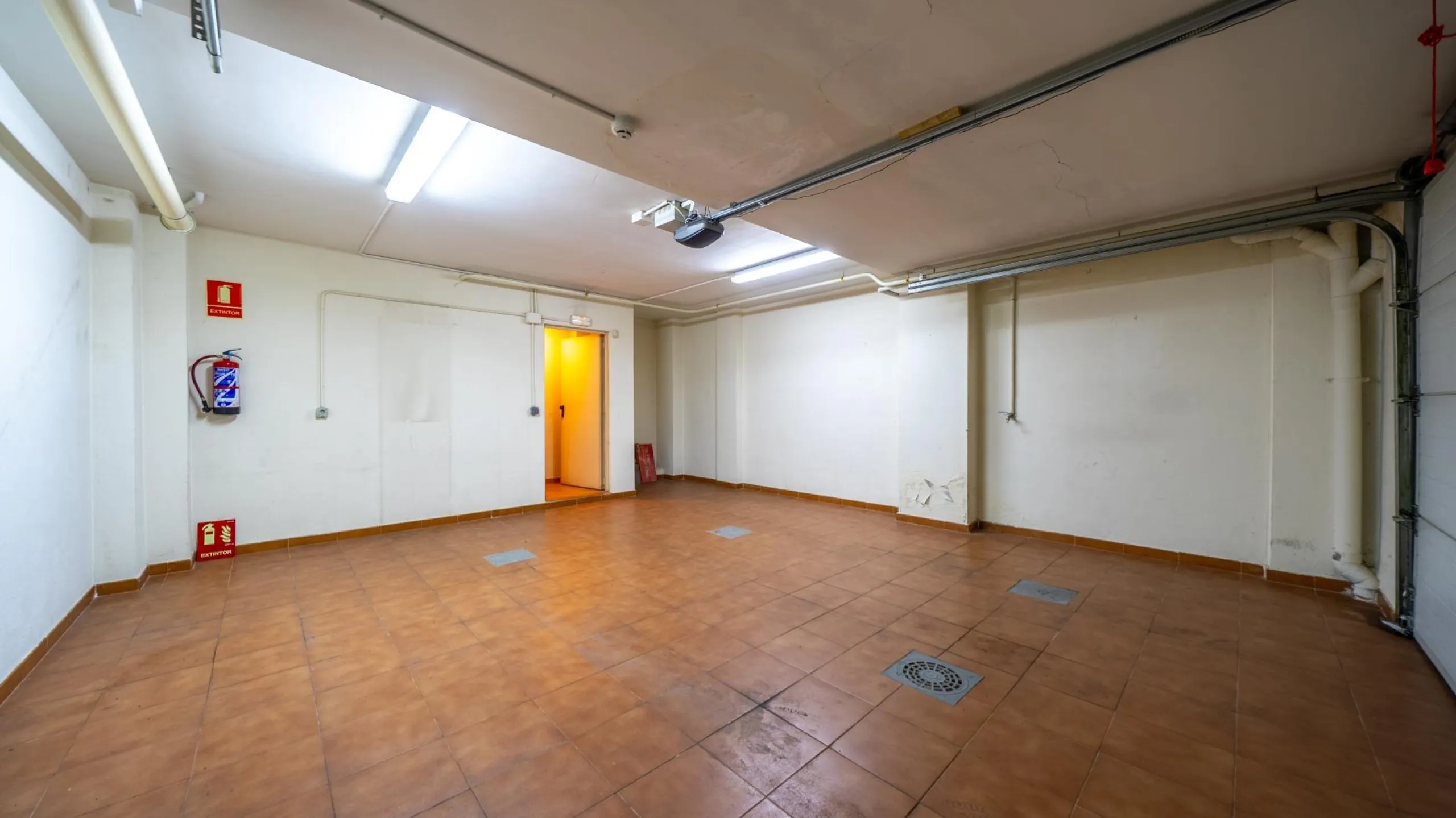 EXCLUSIVE TOWNHOUSE WITH PRIVATE ELEVATOR, GARDEN AND SWIMMING POOL IN POZUELO DE ALARCÓN