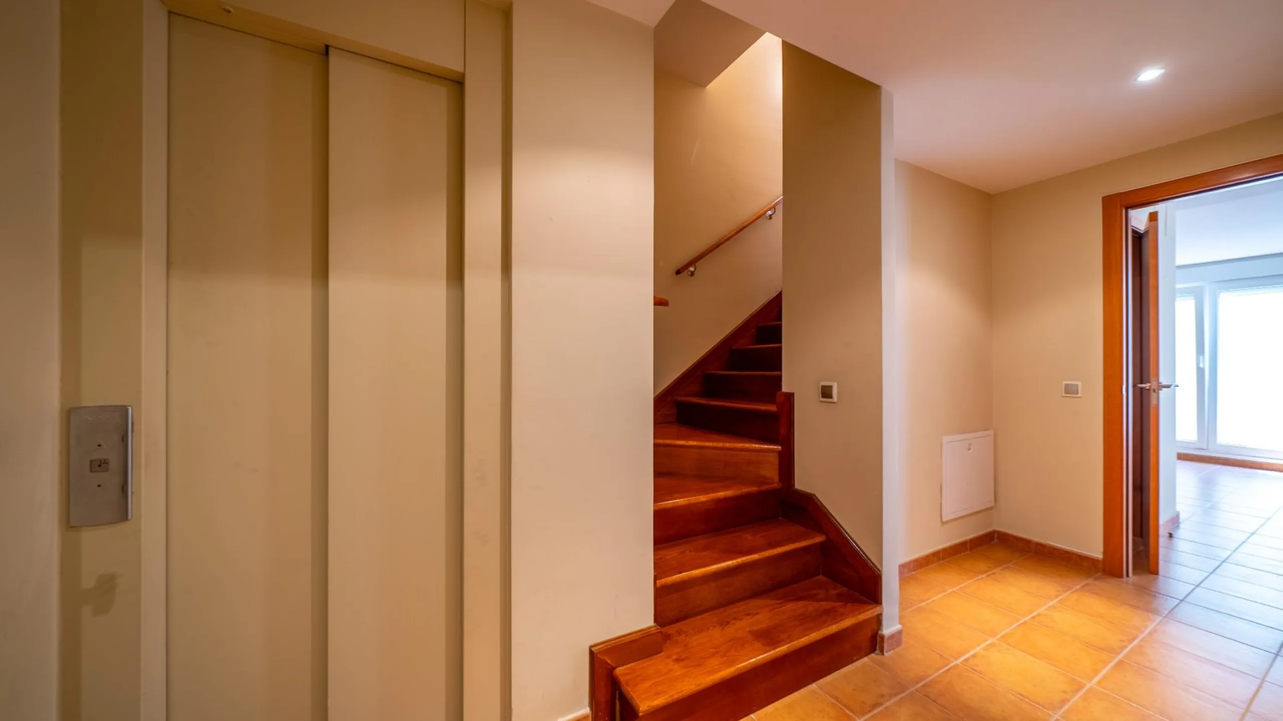 EXCLUSIVE TOWNHOUSE WITH PRIVATE ELEVATOR, GARDEN AND SWIMMING POOL IN POZUELO DE ALARCÓN