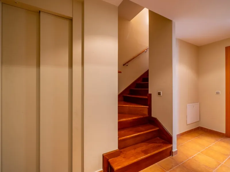 EXCLUSIVE TOWNHOUSE WITH PRIVATE ELEVATOR, GARDEN AND SWIMMING POOL IN POZUELO DE ALARCÓN
