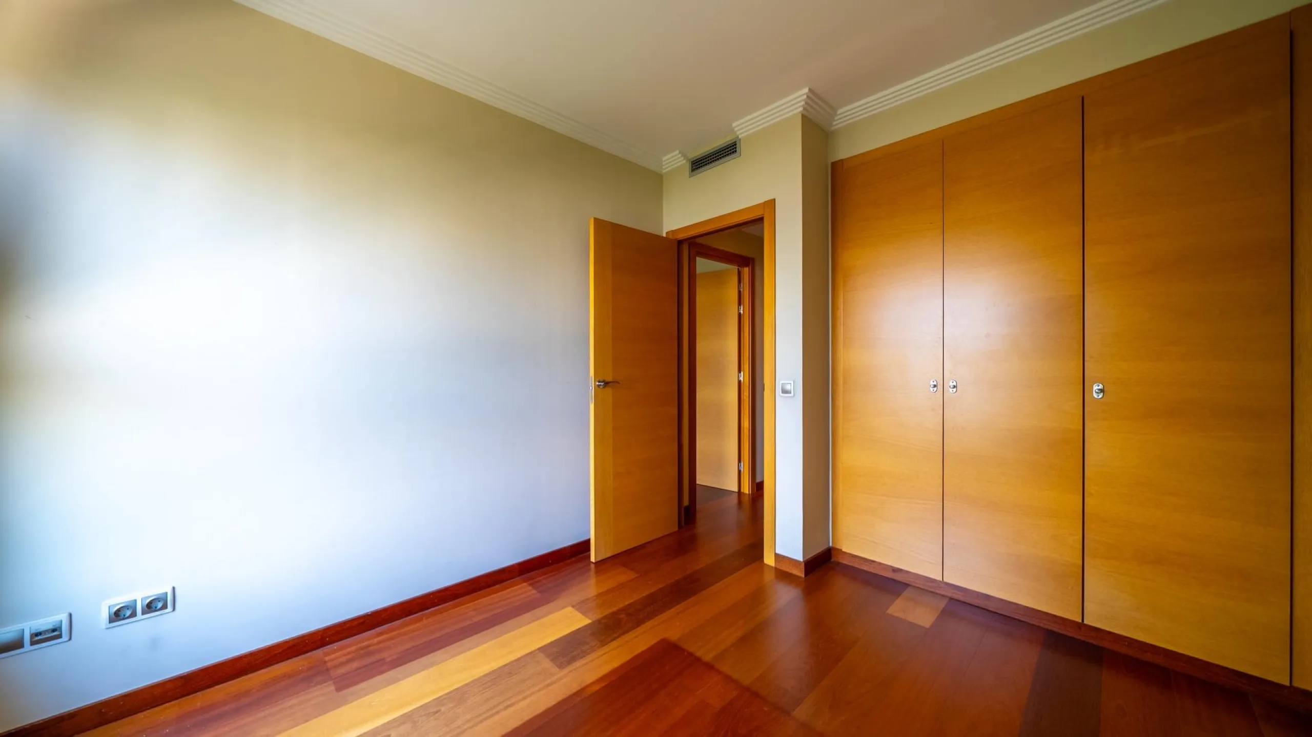 EXCLUSIVE TOWNHOUSE WITH PRIVATE ELEVATOR, GARDEN AND SWIMMING POOL IN POZUELO DE ALARCÓN