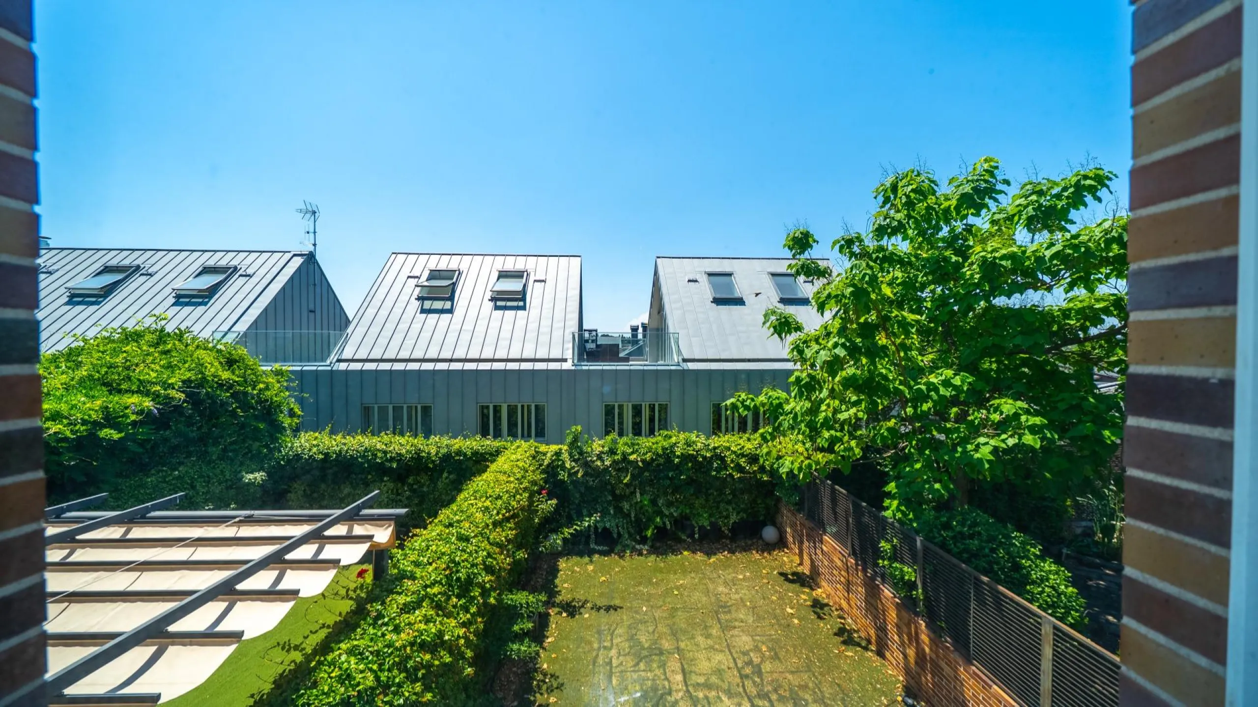 EXCLUSIVE TOWNHOUSE WITH PRIVATE ELEVATOR, GARDEN AND SWIMMING POOL IN POZUELO DE ALARCÓN