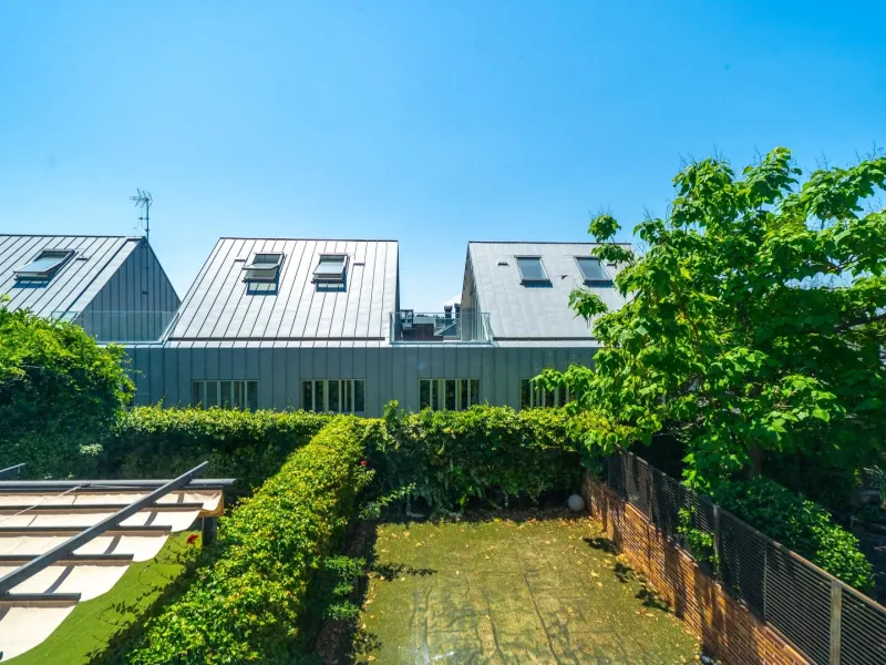 EXCLUSIVE TOWNHOUSE WITH PRIVATE ELEVATOR, GARDEN AND SWIMMING POOL IN POZUELO DE ALARCÓN