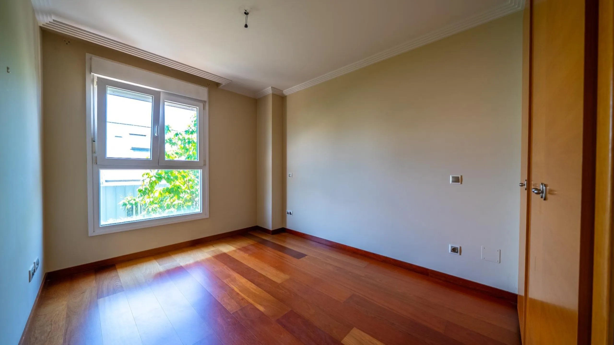 EXCLUSIVE TOWNHOUSE WITH PRIVATE ELEVATOR, GARDEN AND SWIMMING POOL IN POZUELO DE ALARCÓN