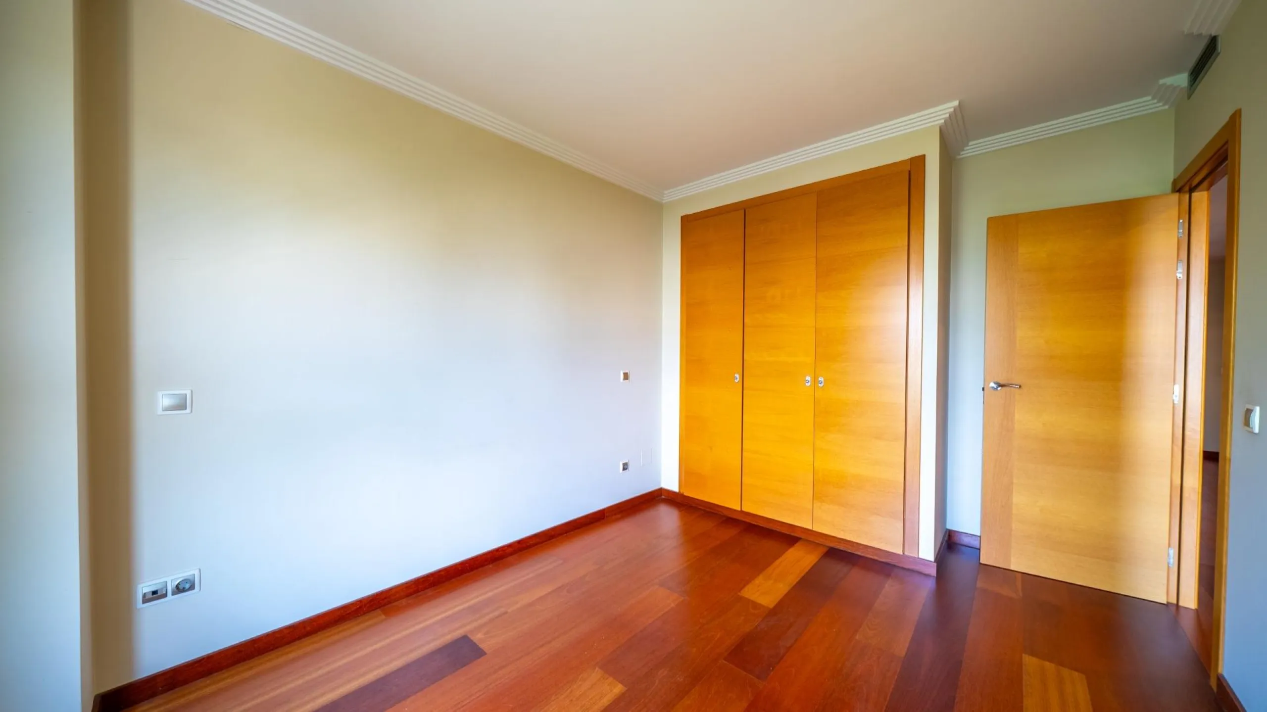 EXCLUSIVE TOWNHOUSE WITH PRIVATE ELEVATOR, GARDEN AND SWIMMING POOL IN POZUELO DE ALARCÓN