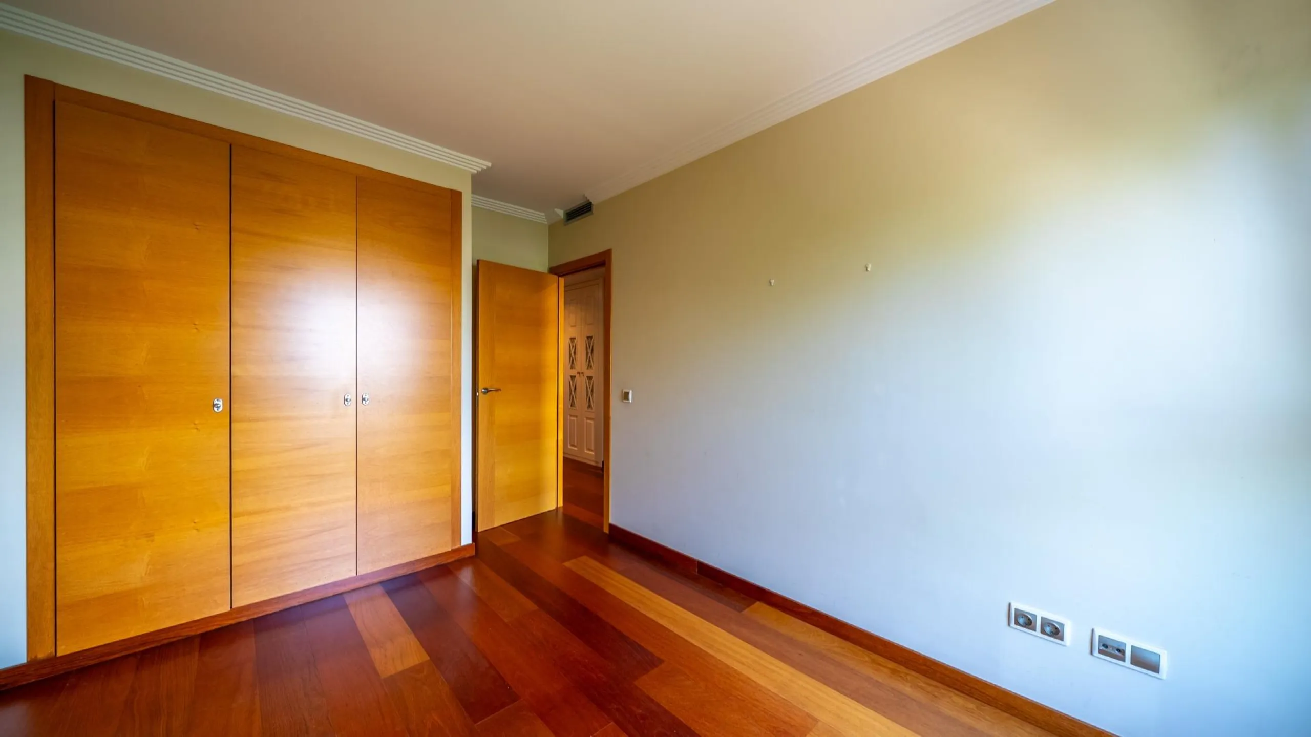 EXCLUSIVE TOWNHOUSE WITH PRIVATE ELEVATOR, GARDEN AND SWIMMING POOL IN POZUELO DE ALARCÓN