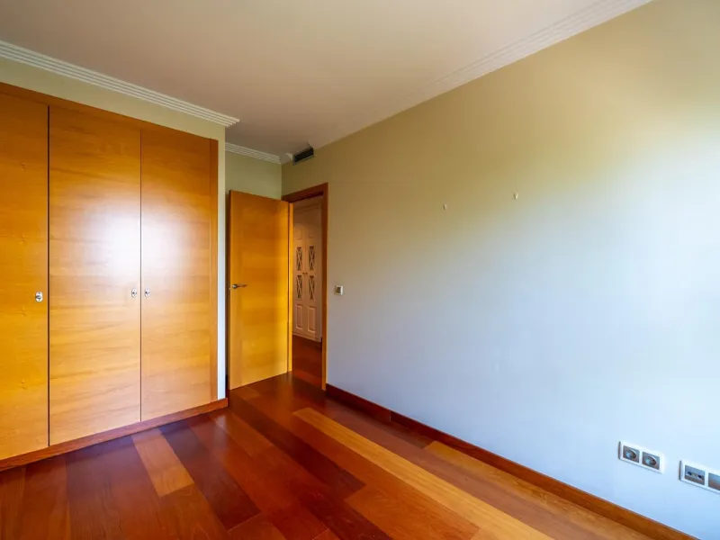 EXCLUSIVE TOWNHOUSE WITH PRIVATE ELEVATOR, GARDEN AND SWIMMING POOL IN POZUELO DE ALARCÓN