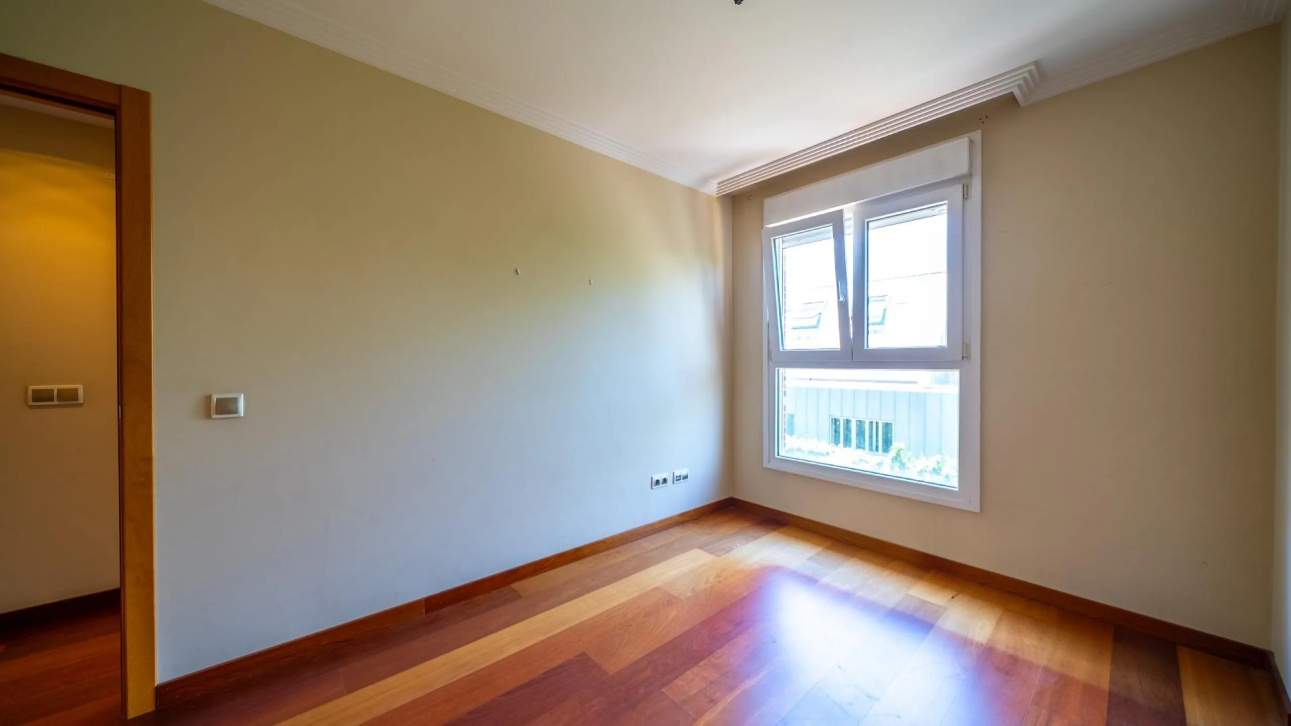 EXCLUSIVE TOWNHOUSE WITH PRIVATE ELEVATOR, GARDEN AND SWIMMING POOL IN POZUELO DE ALARCÓN