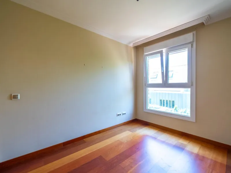 EXCLUSIVE TOWNHOUSE WITH PRIVATE ELEVATOR, GARDEN AND SWIMMING POOL IN POZUELO DE ALARCÓN