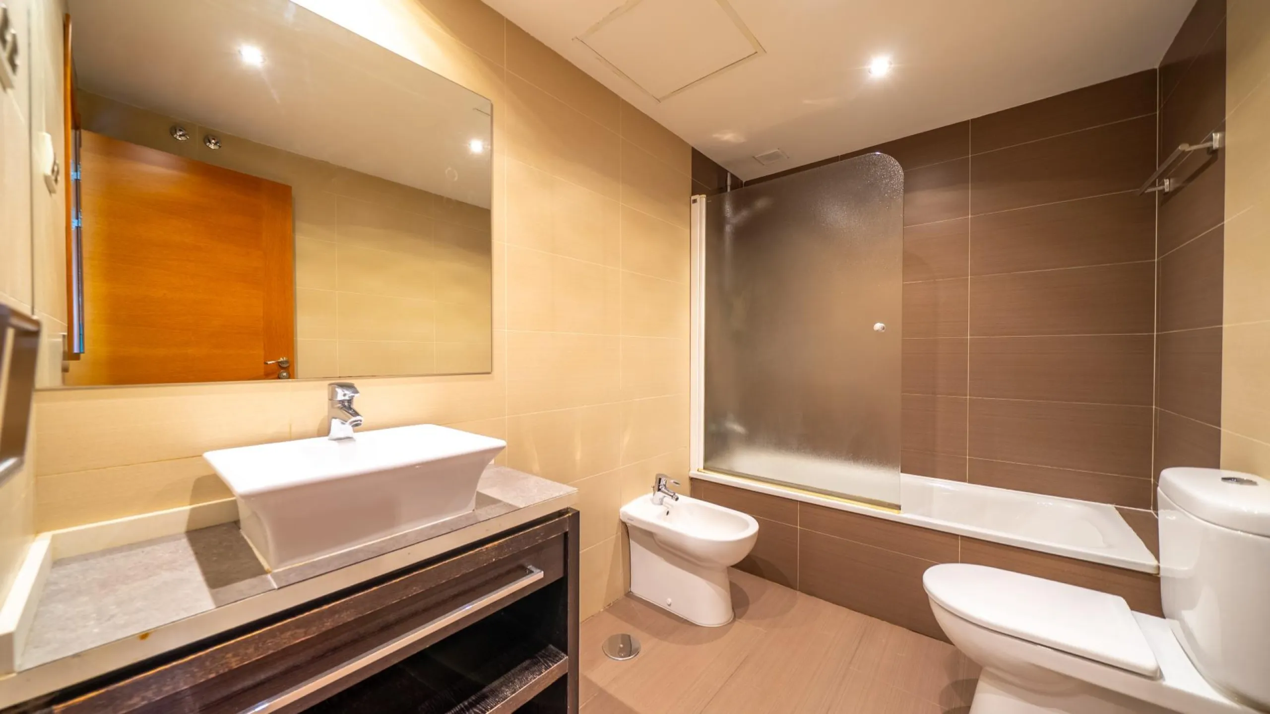 EXCLUSIVE TOWNHOUSE WITH PRIVATE ELEVATOR, GARDEN AND SWIMMING POOL IN POZUELO DE ALARCÓN