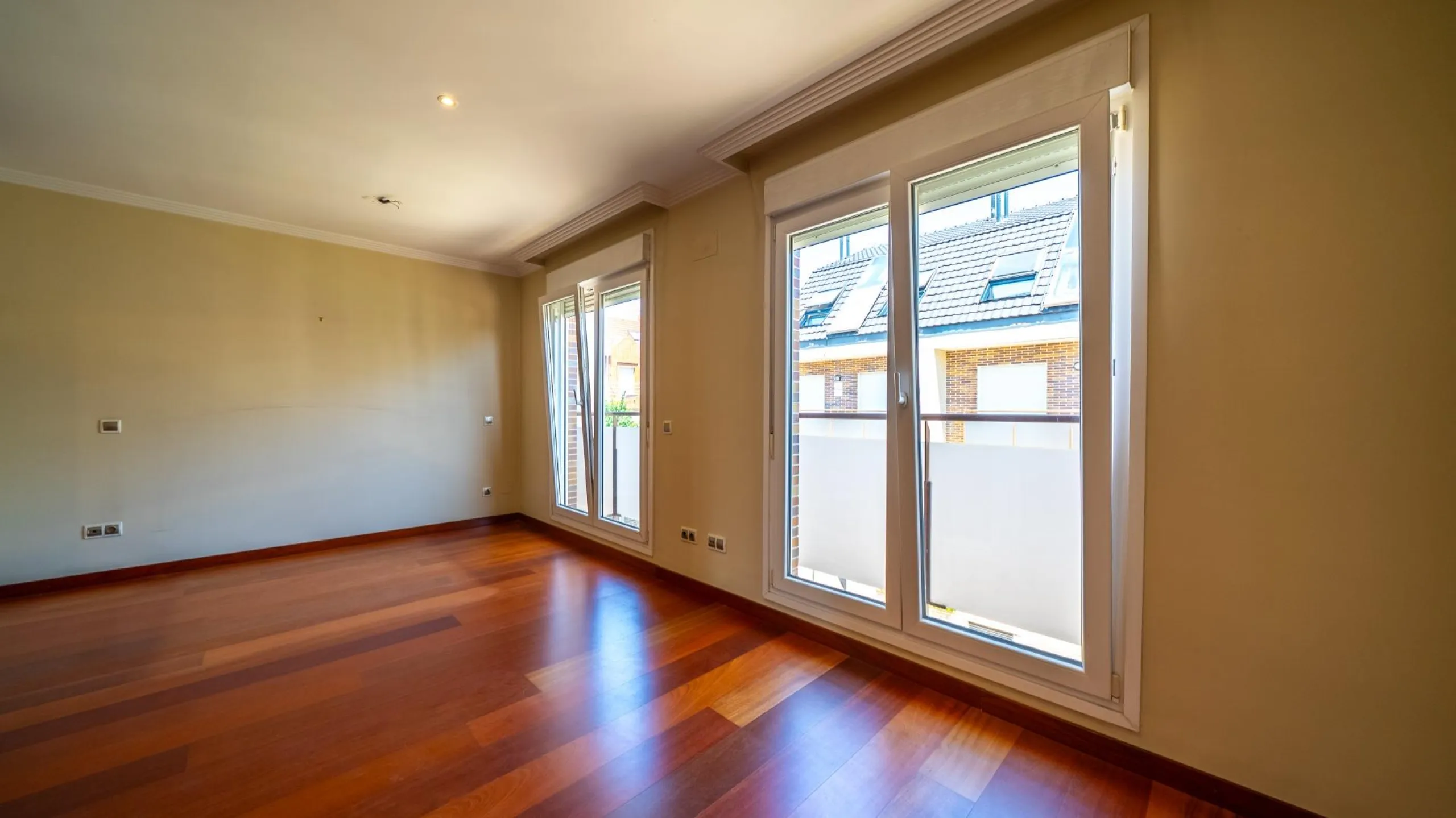 EXCLUSIVE TOWNHOUSE WITH PRIVATE ELEVATOR, GARDEN AND SWIMMING POOL IN POZUELO DE ALARCÓN