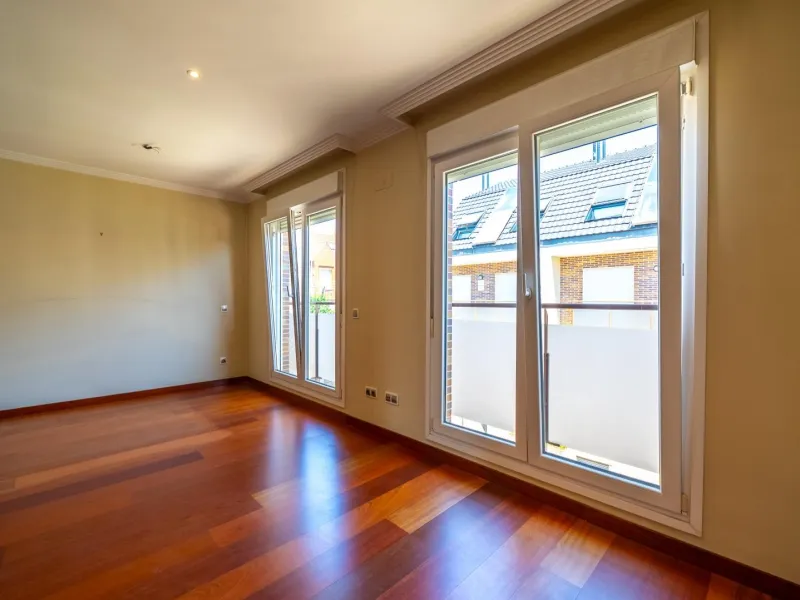 EXCLUSIVE TOWNHOUSE WITH PRIVATE ELEVATOR, GARDEN AND SWIMMING POOL IN POZUELO DE ALARCÓN