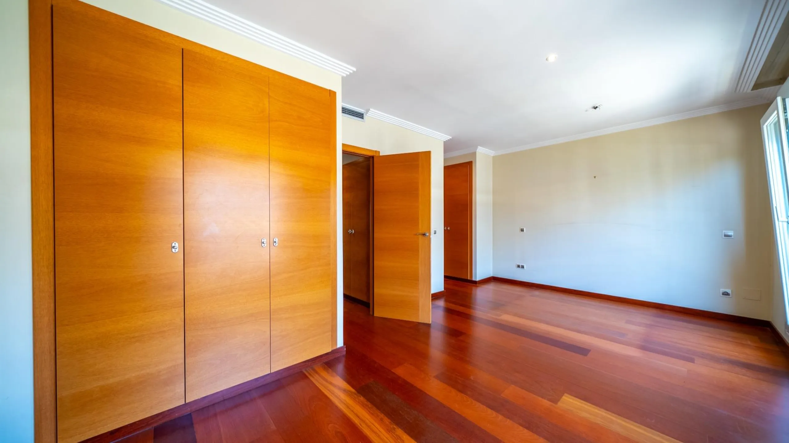 EXCLUSIVE TOWNHOUSE WITH PRIVATE ELEVATOR, GARDEN AND SWIMMING POOL IN POZUELO DE ALARCÓN
