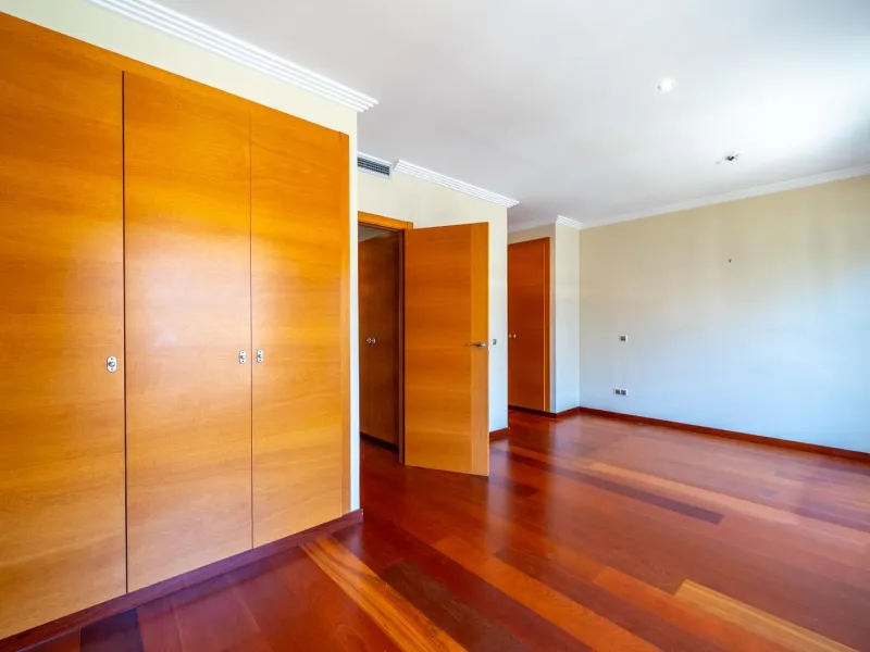 EXCLUSIVE TOWNHOUSE WITH PRIVATE ELEVATOR, GARDEN AND SWIMMING POOL IN POZUELO DE ALARCÓN