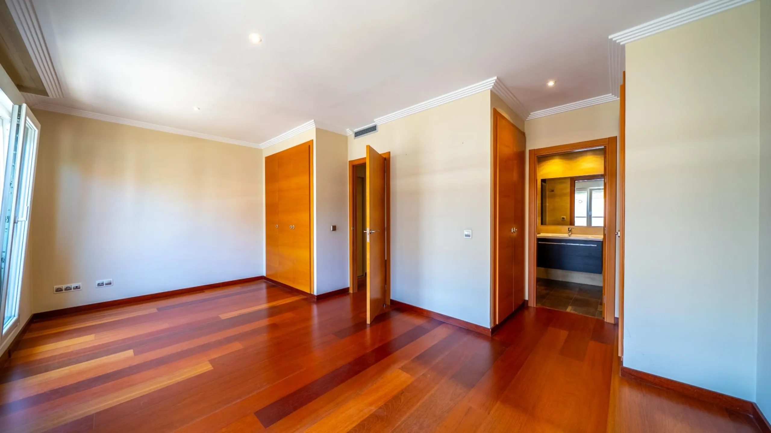 EXCLUSIVE TOWNHOUSE WITH PRIVATE ELEVATOR, GARDEN AND SWIMMING POOL IN POZUELO DE ALARCÓN