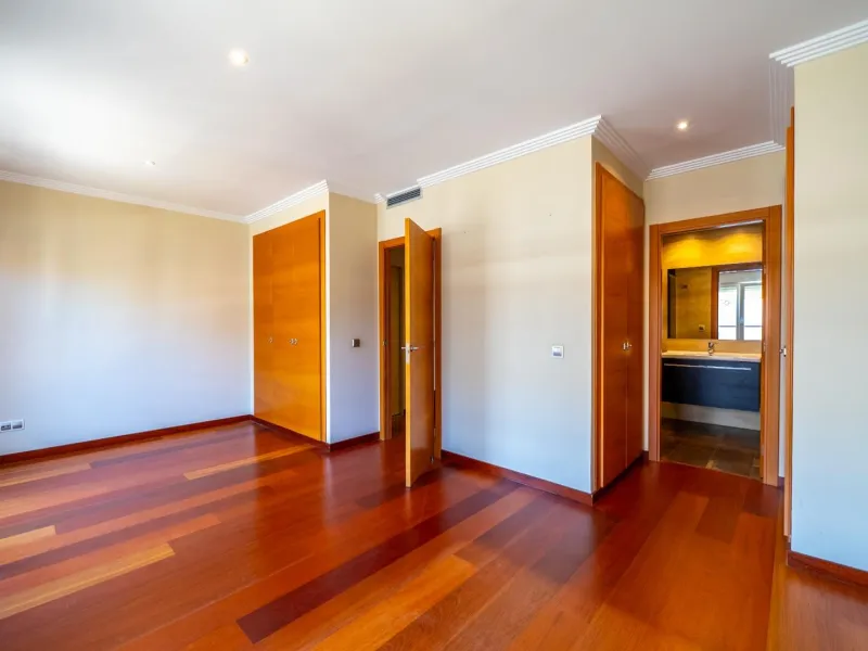 EXCLUSIVE TOWNHOUSE WITH PRIVATE ELEVATOR, GARDEN AND SWIMMING POOL IN POZUELO DE ALARCÓN